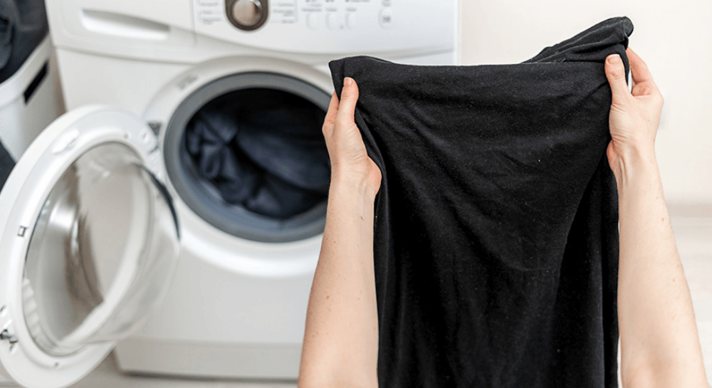 Weisse Flecken auf dunkler Wäsche: so entfernst du die Rückstände! - bluu - EU